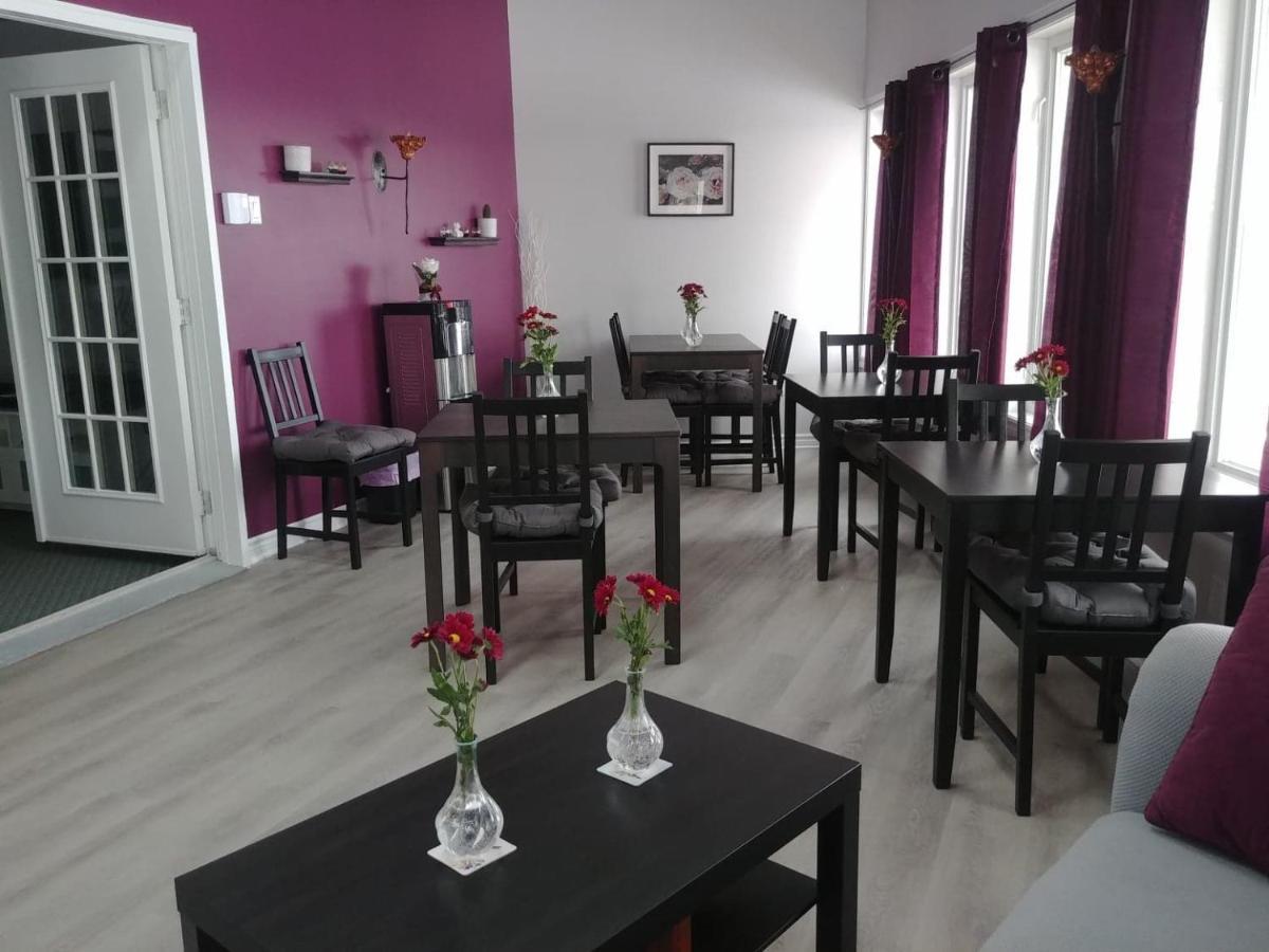 Couette-café Dans Les Bras De Memphré Magog